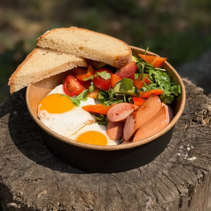 Яєчня з ковбасками та салатом